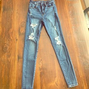 American Eagle distressed jeans in EUC